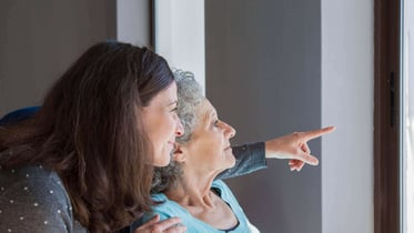 Persona mayor conversando con un familiar sobre la enfermedad de Alzheimer