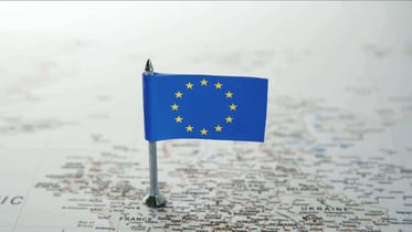 Bandera de la Unió Europea sobre un mapa d'Europa, representant la prevalença de la demència als països membres