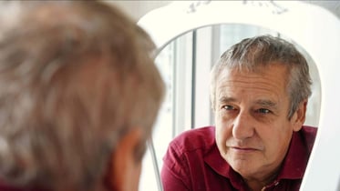 Persona con Alzheimer en sus primeras fases reflexionando en su entorno cotidiano