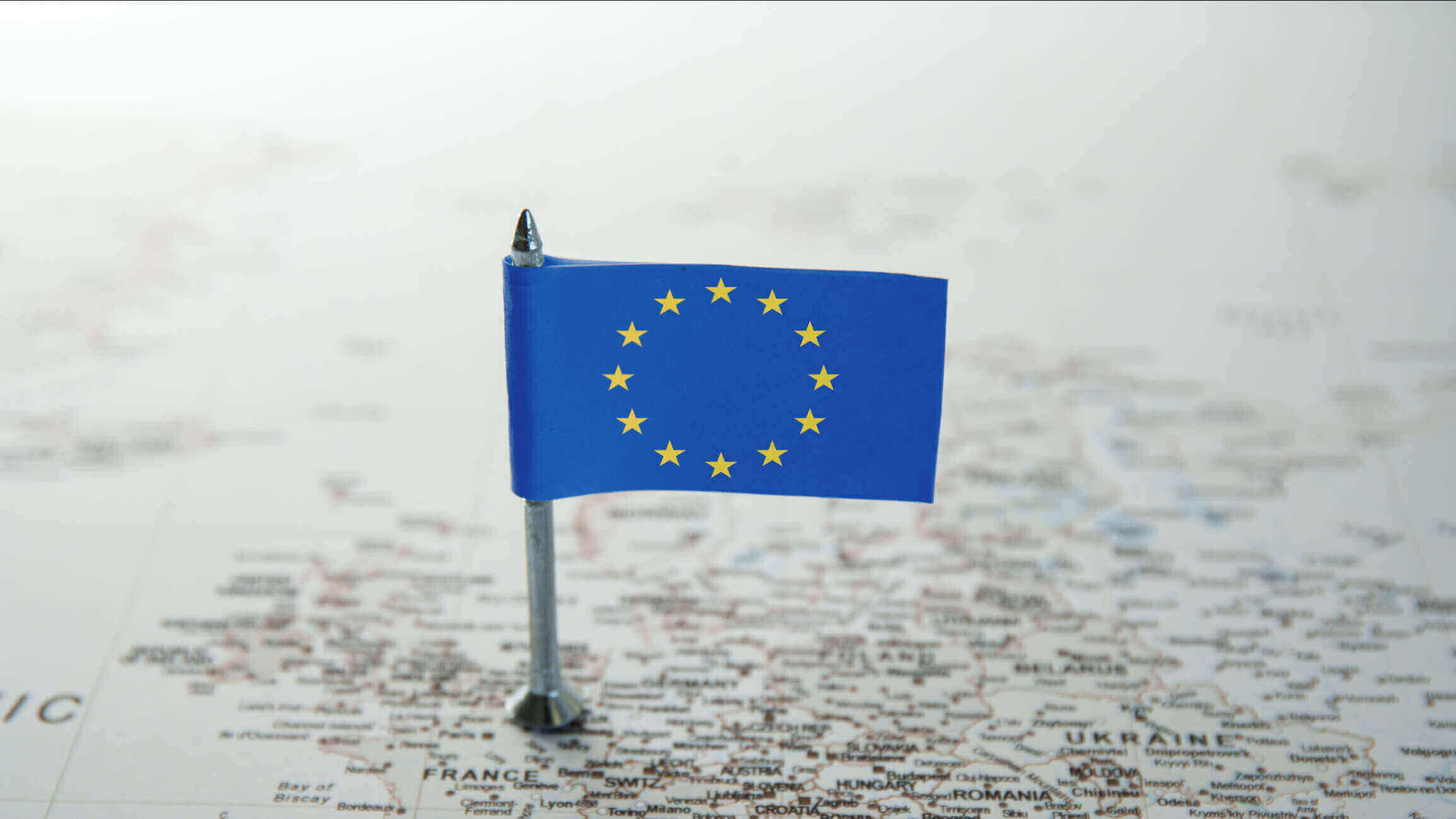 Bandera de la Unión Europea sobre un mapa de Europa, representando la prevalencia de la demencia en los países miembros